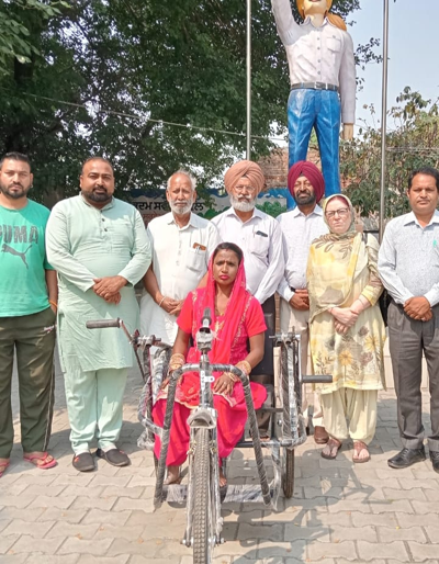 गढ़शंकर में शहीद भगत सिंह के स्मारक पर हैप्पी साधोवाल के नेतृत्व में गांव बोरा की एक जरूरतमंद लड़की कमलेश देवी को व्हीलचेयर वितरित की गई